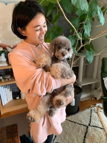 「よく来てくれたね」家で初めての抱っこ（早坂さん提供）