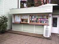 本館の周辺では飲食を購入できる