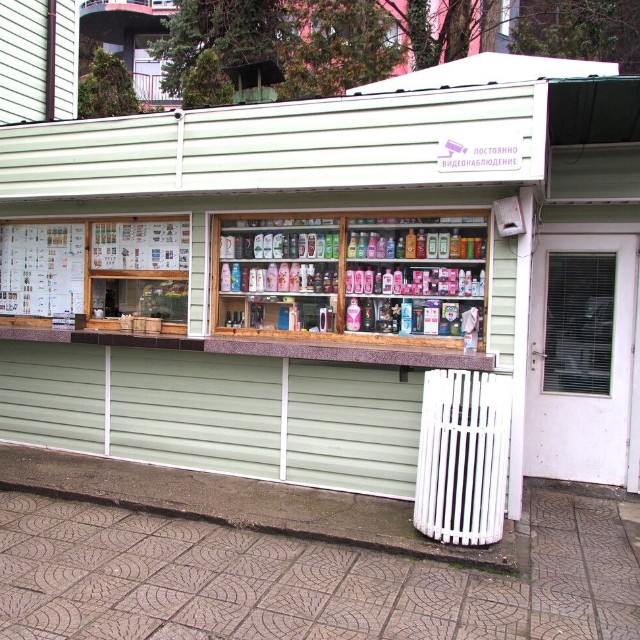 本館の周辺では飲食を購入できる