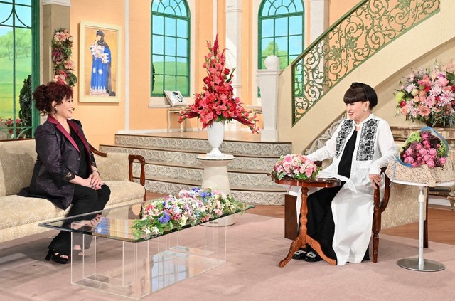 黒柳徹子さん（右）とトークを繰り広げる渡辺美里さん