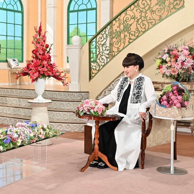 黒柳徹子さん（右）とトークを繰り広げる渡辺美里さん