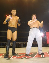 04年1月4日、「ハッスル1」でハッスルポーズを決める小川直也(左)と故・橋本真也さん