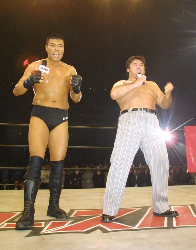 04年1月4日、「ハッスル1」でハッスルポーズを決める小川直也(左)と故・橋本真也さん