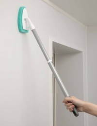 高い場所には長い柄付きのスポンジがおすすめとのこと