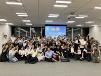 集合写真におさまる「－パワフルプロ野球－第2回ハルカスカップ」の参加者＝大阪・あべのハルカス