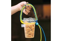「City Lights: Donuts」のHOLE BALL CUP GO FOR PICNIC。スタッフが1点ずつハンドメイドするドクターイエローカラーのストラップは、食べ終わった後もドリンクフォルダーとして大活躍！