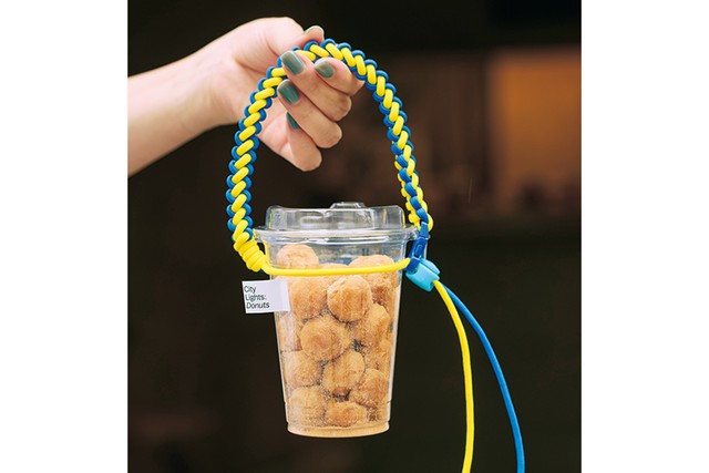 「City Lights: Donuts」のHOLE BALL CUP GO FOR PICNIC。スタッフが1点ずつハンドメイドするドクターイエローカラーのストラップは、食べ終わった後もドリンクフォルダーとして大活躍！