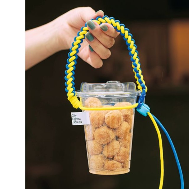 「City Lights: Donuts」のHOLE BALL CUP GO FOR PICNIC。スタッフが1点ずつハンドメイドするドクターイエローカラーのストラップは、食べ終わった後もドリンクフォルダーとして大活躍！