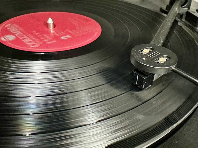 レコードは高温多湿や直射日光を避け、本棚のように立てて保管しましょう