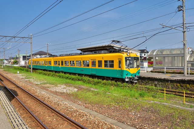 滑川駅に停車する地鉄電車(shiryu01/stock.adobe.com)