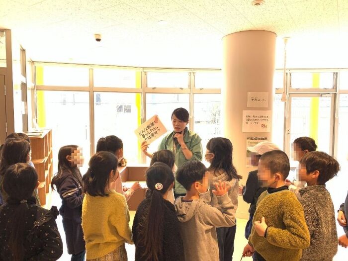 「どんな部屋で暮らしたら犬は幸せ？」の質問に次々と挙手。「あたたかい部屋！食べ物がたくさん！家族がいる！」とさまざまな意見が飛び交いました