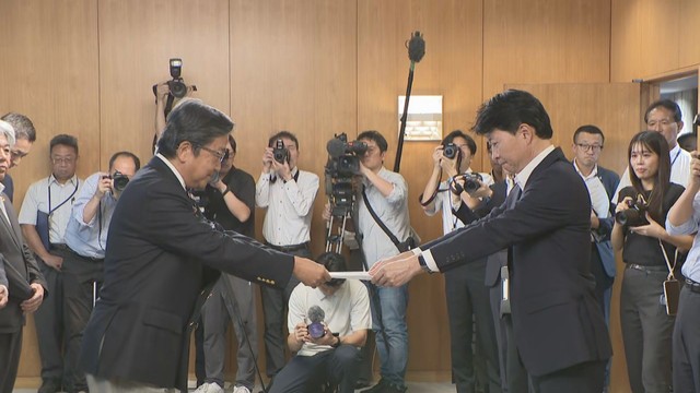 約50万人分の署名用紙を知事に提出　岡山県庁　午後4時ごろ