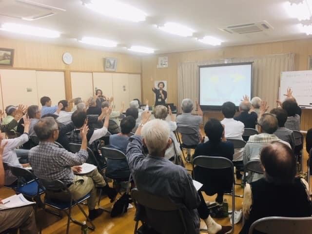 茨城県那珂郡東海村百塚区で認知症予防の啓発活動をする照沼さん（写真奥）＝2019年9月21日撮影、本人提供