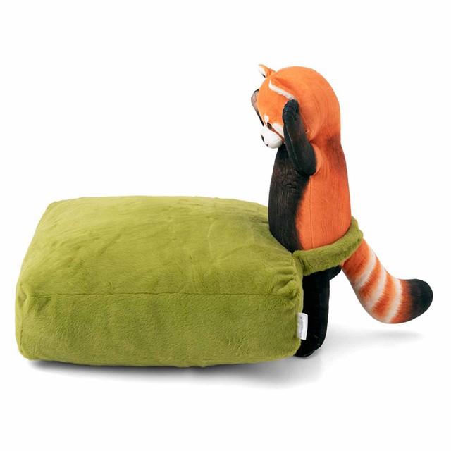 クッションのループにレッサーパンダを固定するようになっています（提供：フェリシモ）