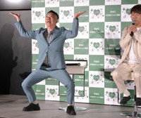 「世界高血圧デー」を知ってもらえるような渾身のギャグを披露した原西孝幸と真顔の藤本敏史(右)