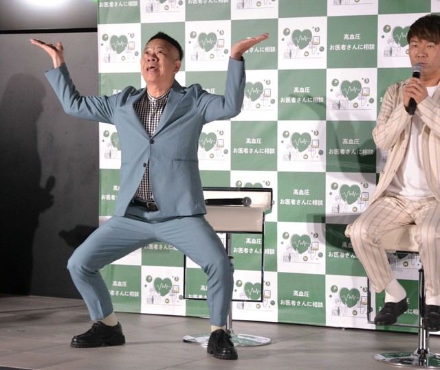 「世界高血圧デー」を知ってもらえるような渾身のギャグを披露した原西孝幸と真顔の藤本敏史(右)