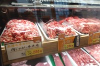 国産牛こま切れは１００グラム税込み２８０円、ブランド和牛薄切りは同・３８０円