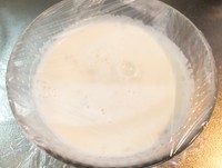 鍋の火を止め、お湯で溶かしたゼラチンを入れてよく混ぜます。冷めたら容器に分けて冷蔵庫に入れるだけ。2〜3時間で完成します。