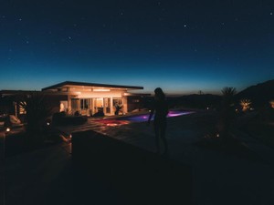 コツコツ筋トレ。目標はパリピに負けないくらい楽しむナイトプール