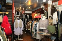 お客さんの手持ちの服に合わせてコーディネートを相談できるのもうれしい！