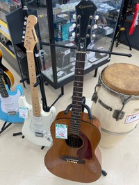 ジャンク品として置かれていた6600円の”ビンテージ”ギター／けんしさん（@Kenshi_Pokekara）提供