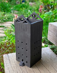 背の高い「おうちハウス」。黒泥土使用、透し彫り仕様のシックな外観（画像提供：うさみ あやかさん）