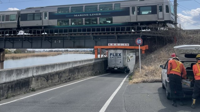 トラックが接触した橋桁