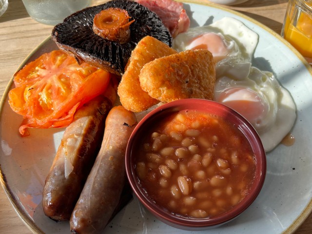 相場さんがイギリスで食べた朝ごはん。これは普通に美味しそうだ（相場大佑さん提供）