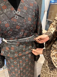 「湖布」の着物。腰回りに巻き付けたゴムに上衣を挟み込み、おはしょりを作る
