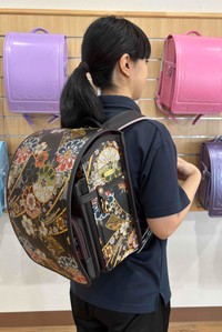 柄違い、デザイン違いも ショールームで実際見ることができる