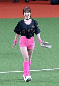 始球式を行った木沢まい＝2026年8月18日、京セラドーム大阪