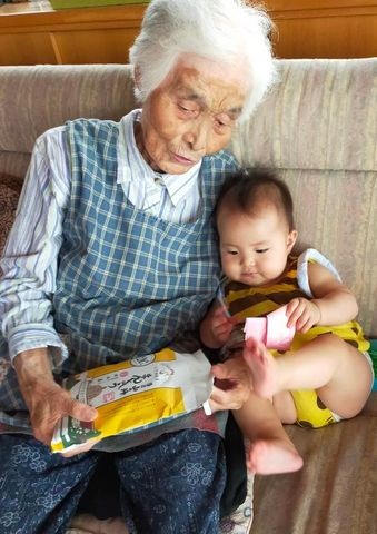敬老の日に。ひ孫にとってもきっと、自慢のひいおばあちゃんですね（提供）