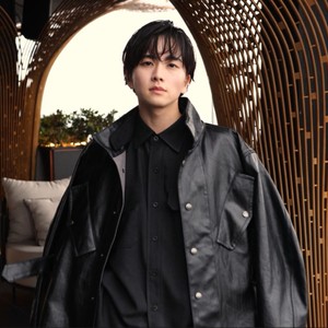 俳優・板垣李光人多様な感性が融合する、バンコクを呼吸する本誌撮影時のメイキング動画を公開！