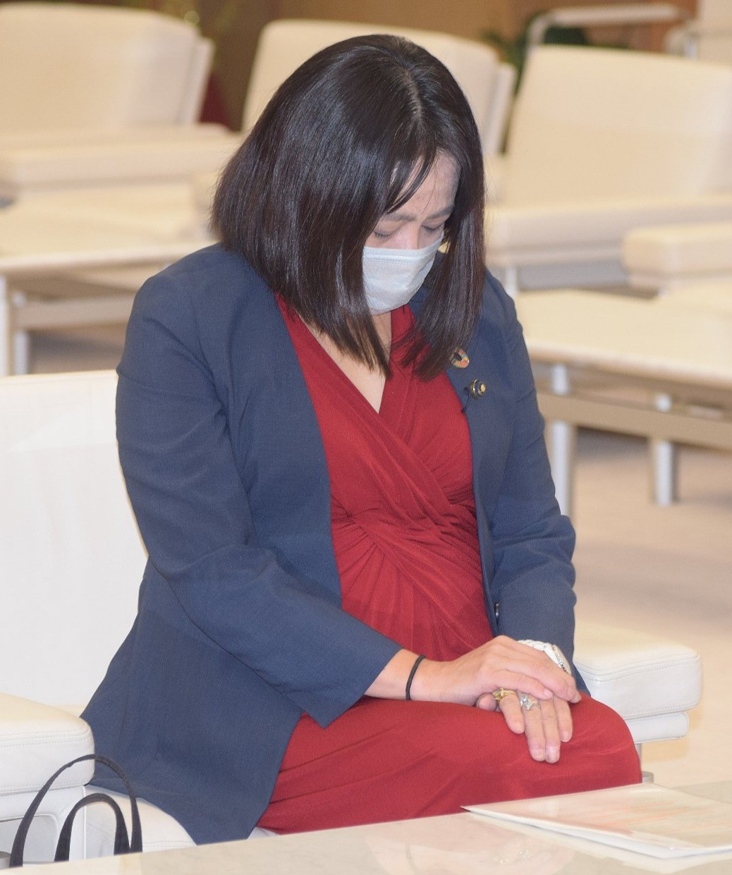 無免許当て逃げの木下富美子都議が議員辞職表明 一転して地味な服装