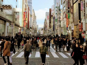 三越の赤と白の包装紙は、大人になっても特別で幸せなご褒美の香り