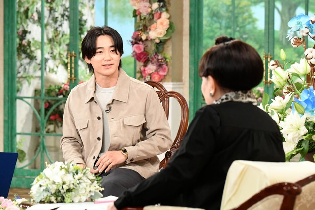 「徹子の部屋」 (右から)黒柳徹子さん、戸塚優斗さん＝テレビ朝日提供