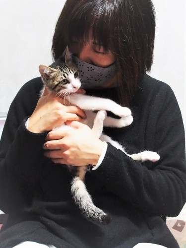 ここあちゃんを抱く裕子さん