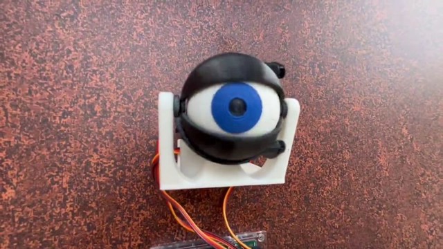 ときおり瞬きも…。 ※高校生の電子工作日記さんのX動画より抜粋