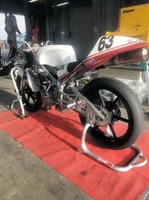 盗まれたレース用バイクのホンダＮＳＦ２５０Ｒ。番号「63」が付いていている（小川泰平氏提供）