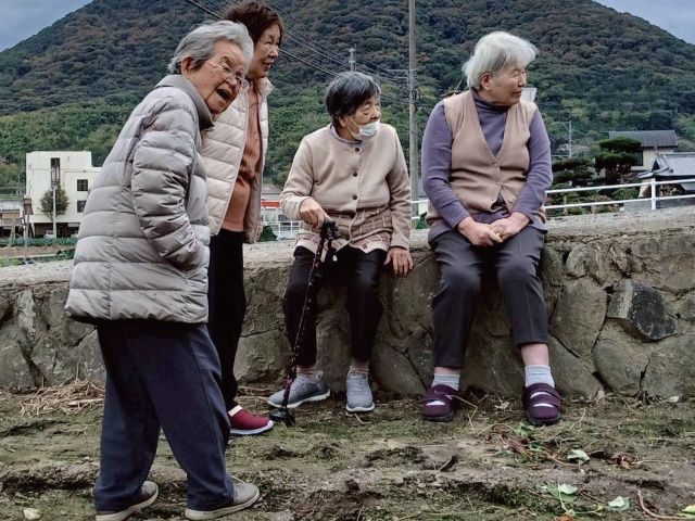 子どもたちの声を聞き畑にやってきたメンバーさん