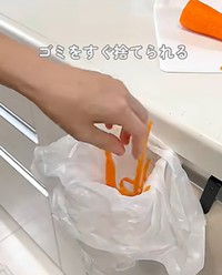 キッチンでも活躍するペットボトルゴミ箱／みやママさん提供