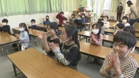 拍手を送る児童