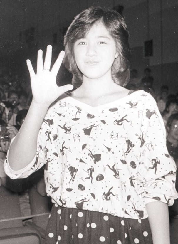 試写会で写真に納まる菊池桃子＝1985年