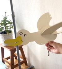 試作品で作った鳥のおもちゃ。ヒモを引っ張ると羽がパタパタ動きます（提供：日隈みさきさん）
