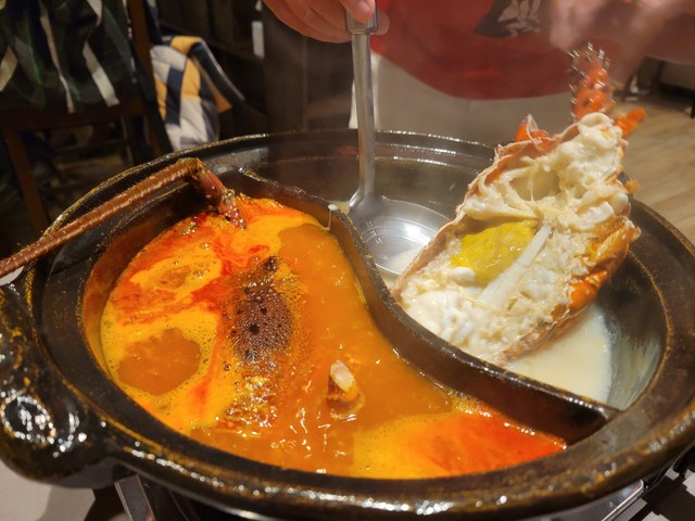 伊勢海老の味噌を丁寧に出汁に溶かすのが"ミソ"