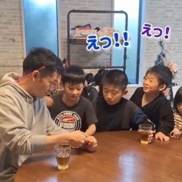 ストローが消えた…！？子どもたちビックリ（提供：＠bakuso4kyoudaiさん）
