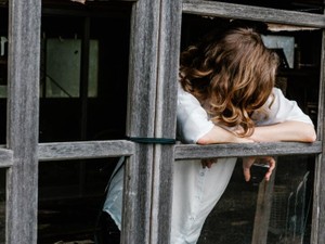 夜中に母親のすすり泣く声。父親の携帯には知らない女の人とのツーショット写真