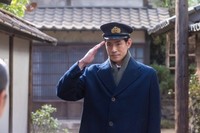 航海に出る日、のぶに敬礼をして旅立つ次郎　(C)NHK