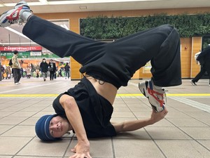 五輪コーチも育った川崎　駅前で磨くブレイキンとヘイトに抗うラップ