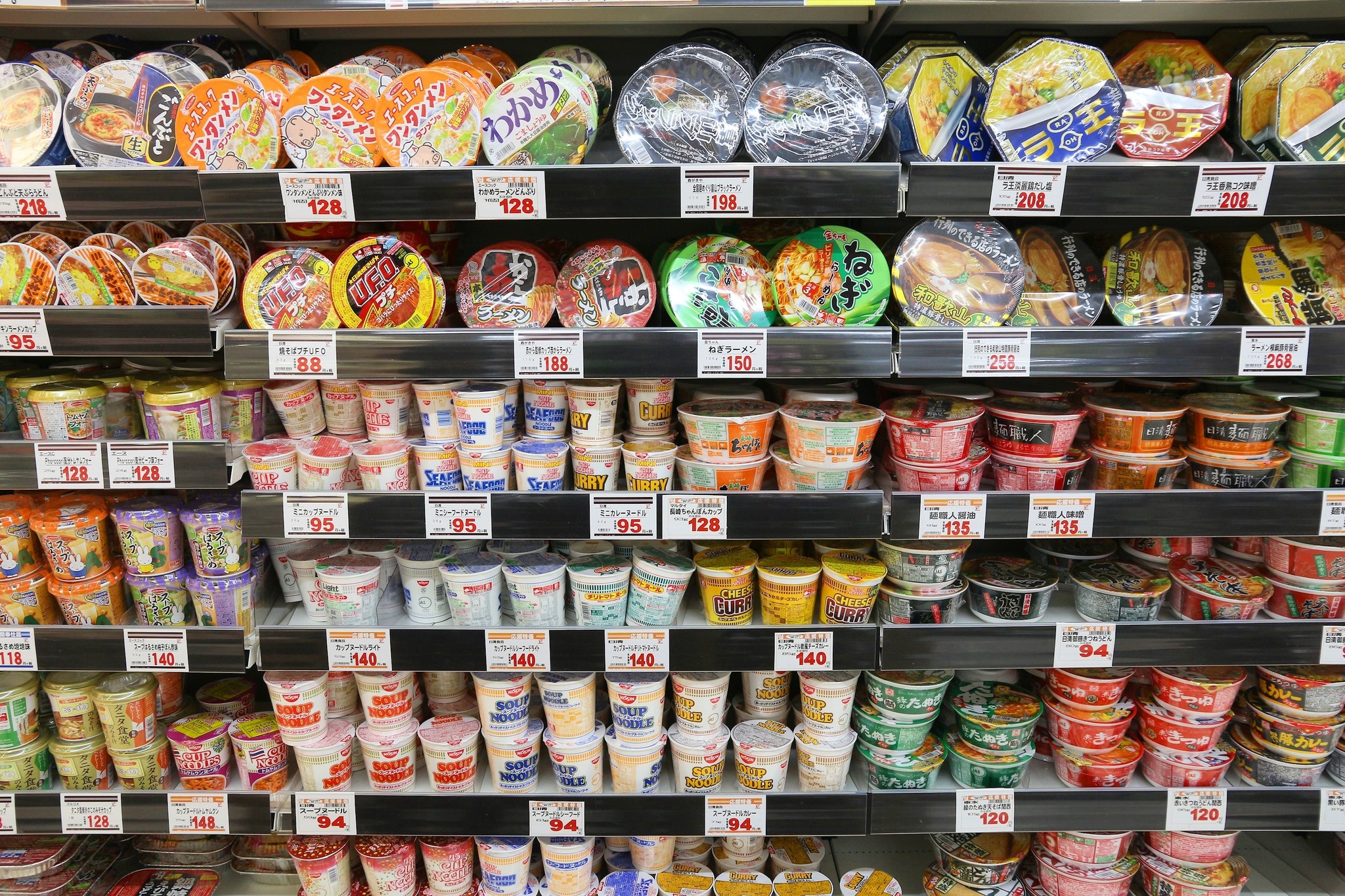 インスタント食品の売り上げ250％…買いだめ・買い占めの起こった